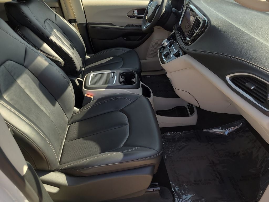 2024 Chrysler Pacifica Hybrid Select
