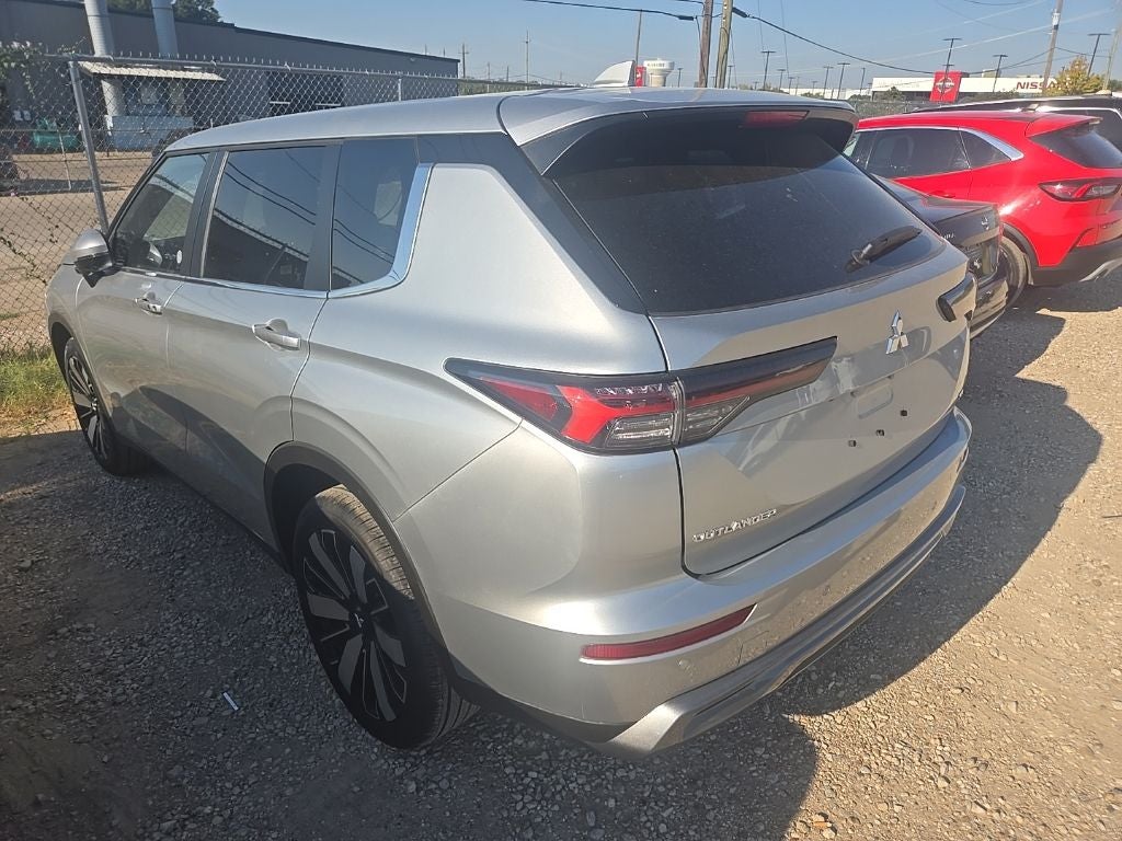 2025 Mitsubishi Outlander Base