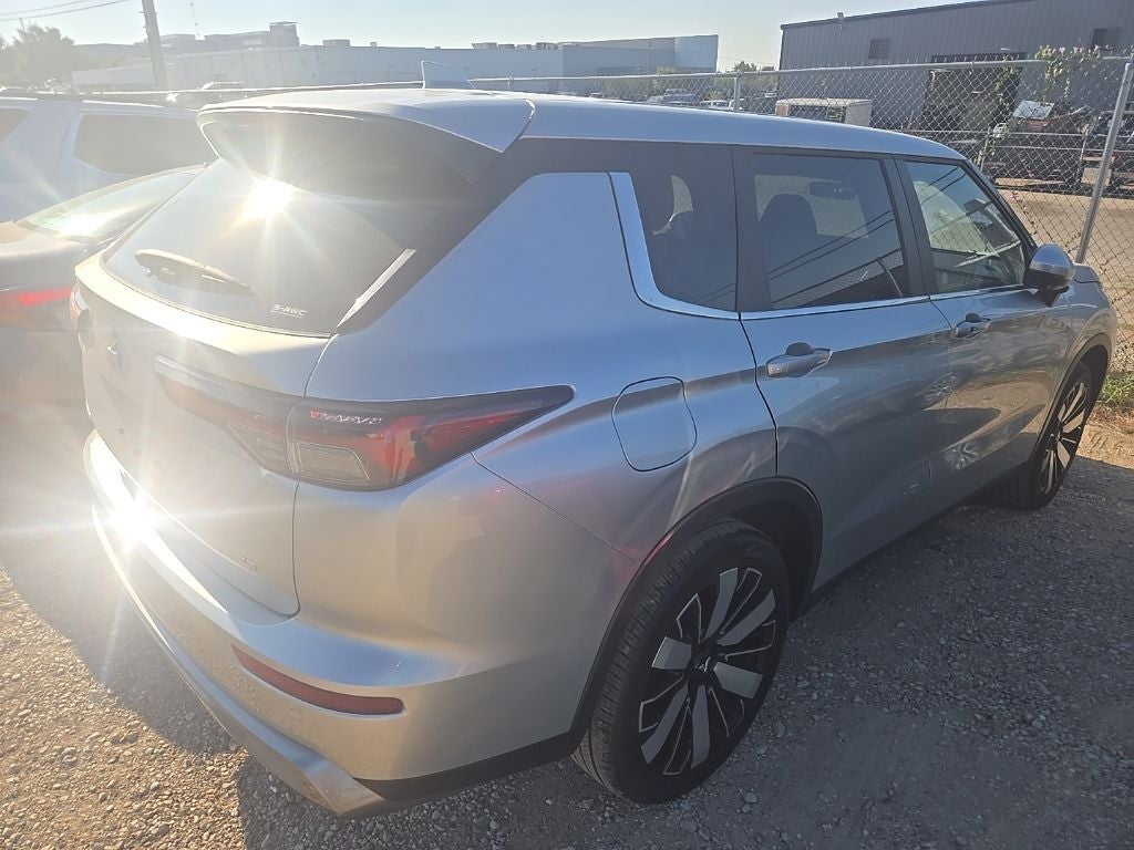 2025 Mitsubishi Outlander Base
